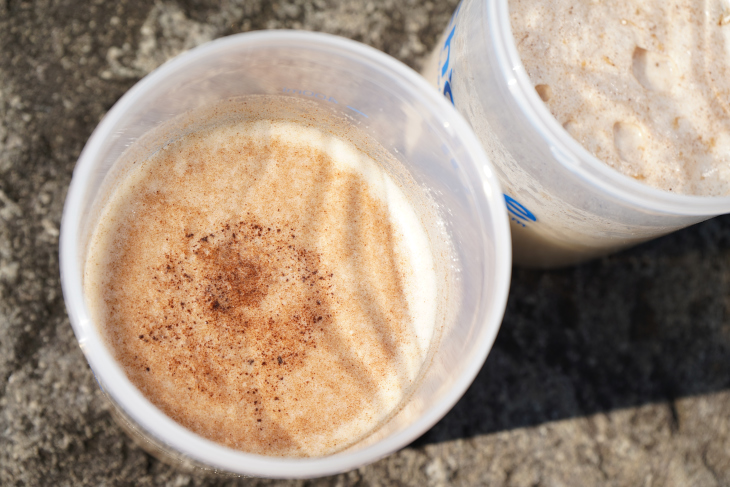 コーヒーの茶色い粒が香りを引き立てる