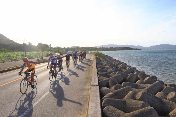 名蔵湾沿いの海岸線を行く おーりとーり隊のライダーが先頭を引いてくれた