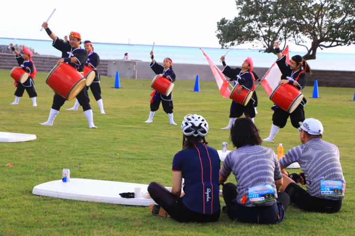 エイサーに聞き入る