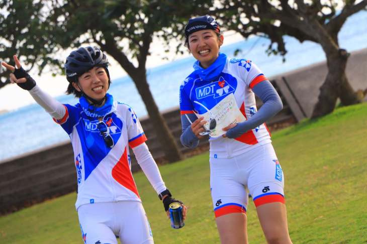 完走したぞ!(完走証が風で飛ばされて見事なダッシュを見せていただきました)
