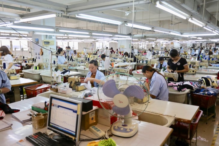 こちらは縫製部門。フロア一面のミシンが唸りを上げる様子は壮観だ