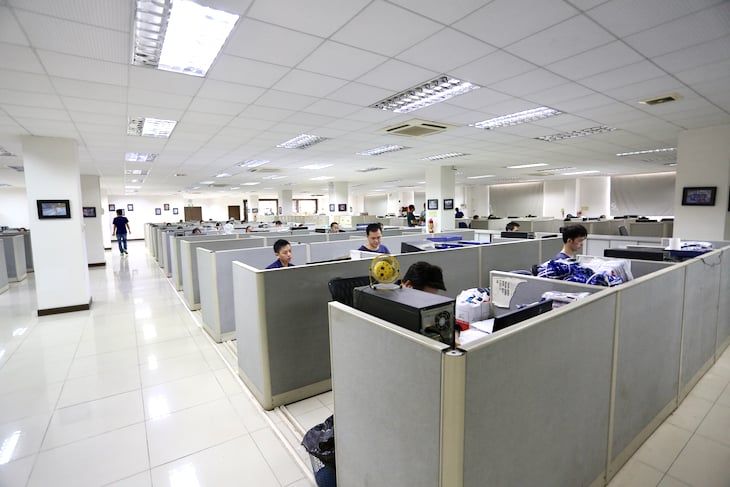 中国工場内の清潔感あるデザインルーム。50人を越えるデザイナーが的確に仕事をこなす