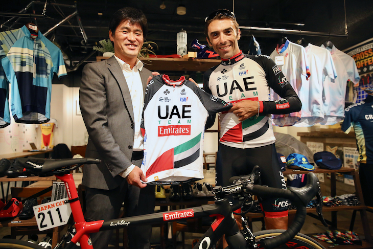 マヌエーレ・モーリ（イタリア、UAEチームエミレーツ）と、チャンピオンシステム・ジャパン代表の棈木亮二代表