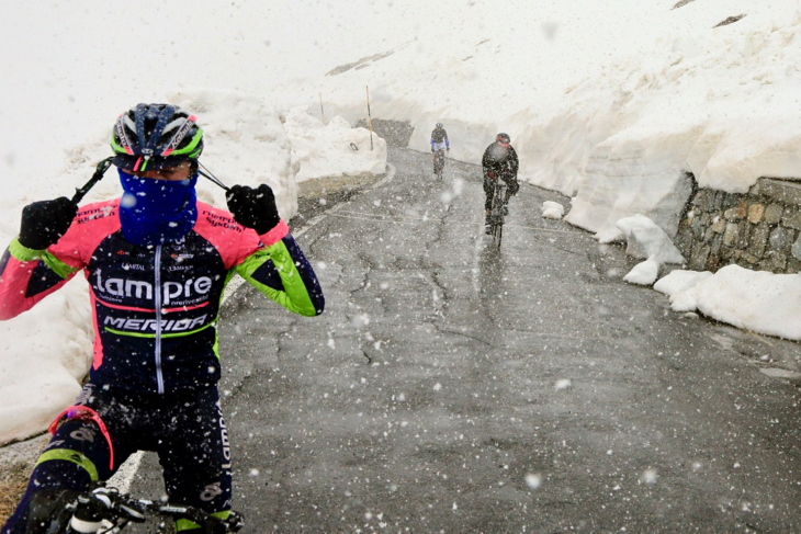 2014年ジロ・デ・イタリア第16ステージ。雪に覆われたガヴィア峠頂上で下山準備をするモーリ