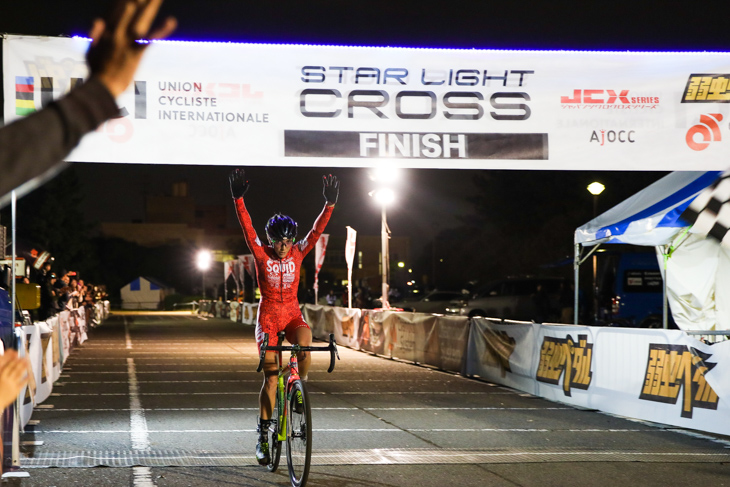 女子エリート 独走で勝利したサミエル・ルーネルズ(アメリカ、スクゥイッド・スクァッド)