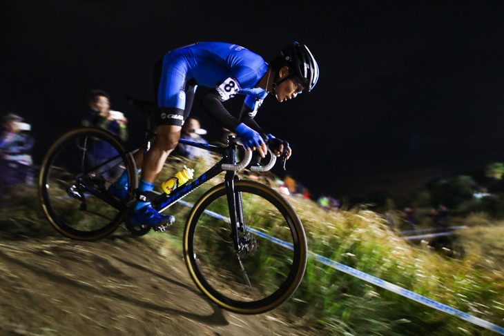 男子エリート 1周目にかけて先頭を走る横山航太(シマノレーシング)
