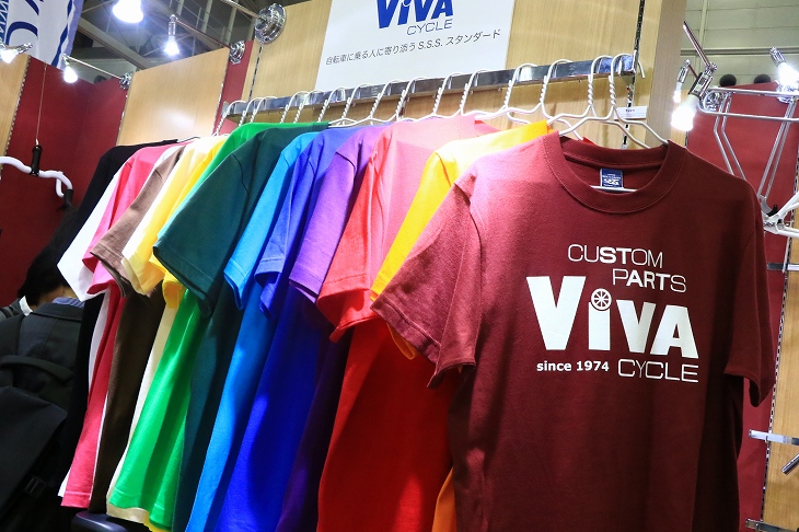 真っ先に目に付くのがViVAのTシャツ コットンバーテープに合わせたカラー展開