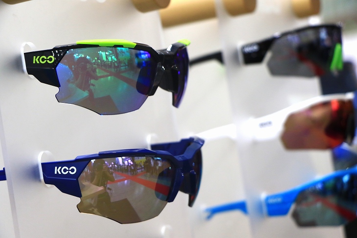 KOOからは新たな二眼式アイウェアもお披露目　度付きレンズにも対応する