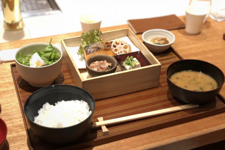 スタッフに羽田空港まで送ってもらい、朝食を済ませた