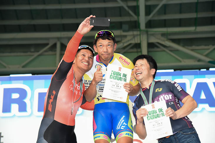 市民50kmフォーティー 上位3人が表彰台で自撮り