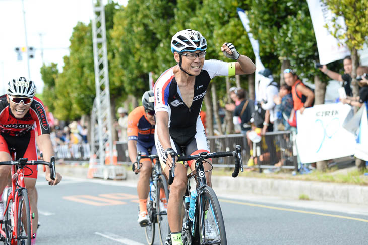 市民100kmオーバー40 ガッツポーズする宿谷英男（竹芝サイクルレーシング）