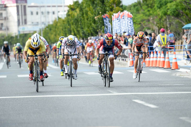 市民140km 3位争いは集団のスプリント勝負