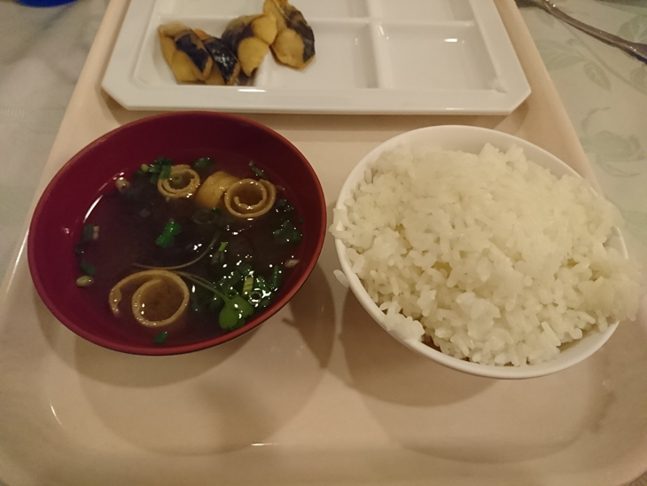 炭水化物をかき込む朝食。早朝にもかかわらずホテルの対応が嬉しい