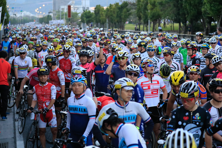 市民50kmアンダー39 手を振るピンクのジャージが森榮晃彦( TeamDky )選手