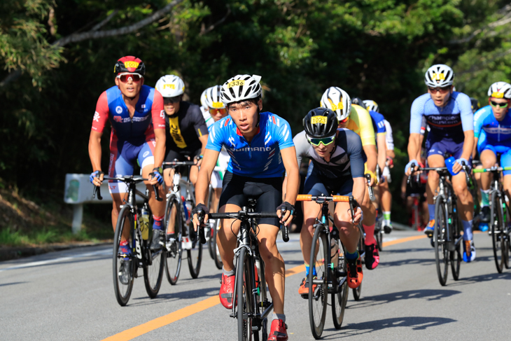 普久川ダムを越える市民140kmの集団