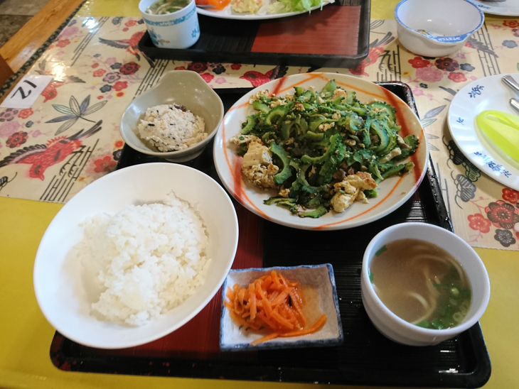 家族の残したゴーヤーチャンプルーまで食べてカロリー補充!