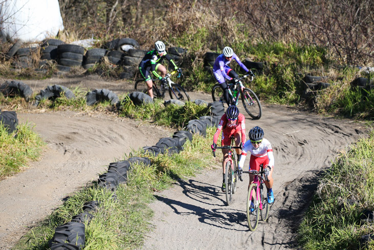 エリート女子　先行する今井美穂（Co2 Bicycle）とサミエル・ルーネルズ（アメリカ、スクゥイッド・スクァッド）