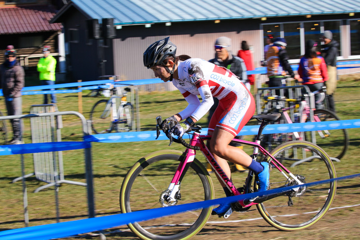 エリート女子 転倒後、ルーネルズを追う今井美穂(Co2 Bicycle)