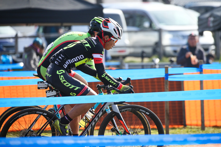 CJ ⼩島⼤輝(SNEL CYCLOCROSSTEAM)に並ぶ松本一成(TEAM SCOTT)