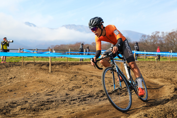 C2　徐々に順位を上げる香山飛龍（横浜高校自転車競技部）