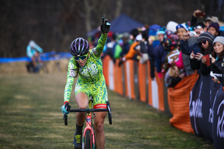 エリート女子　独走のまま勝利したサミエル・ルーネルズ（アメリカ、スクゥイッド・スクァッド）