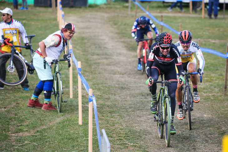 エリート男子 先頭クラークを追うエミール・ヘケレ(チェコ、スティーブンスバイクス・エミリオスポーツ)