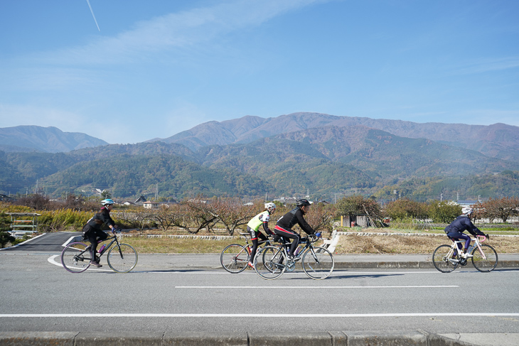 南アルプスの山々が広がる道を行く