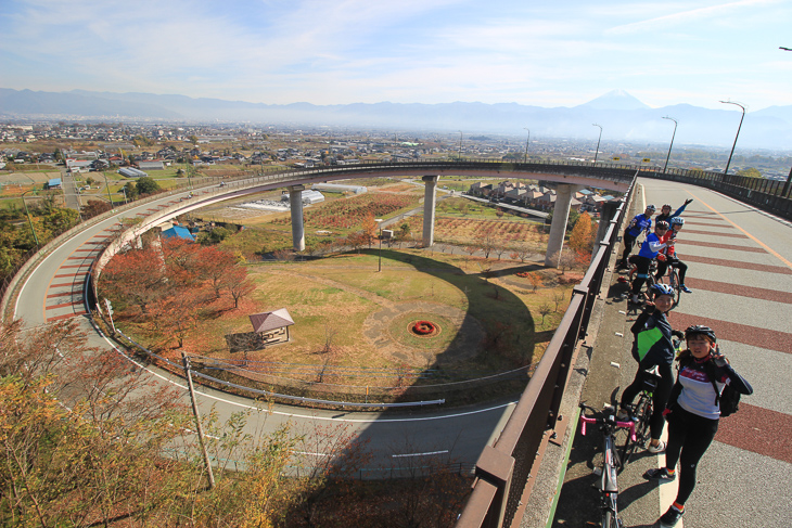南アルプス市のビュースポット桃花橋ループからは富士山も見ることができた