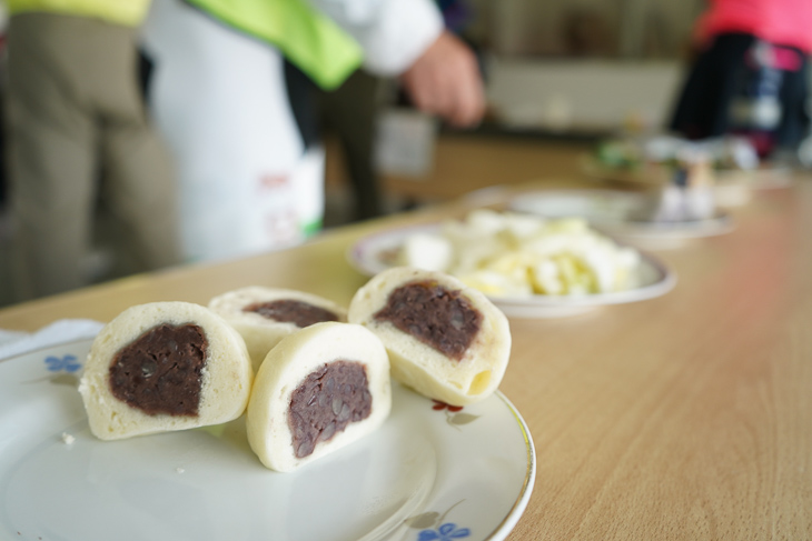 饅頭にはぎっしりと餡が詰め込まれており、補給食としては最高の選択だ