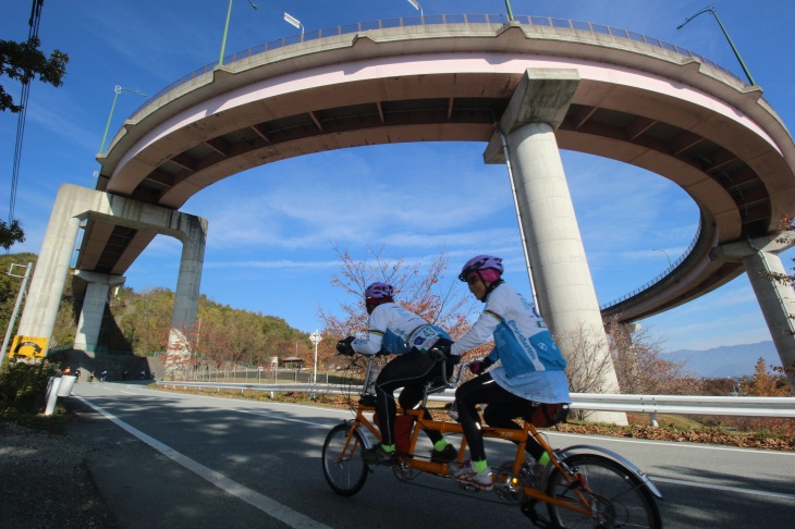 自然の中に突如として現れる白根のループ橋