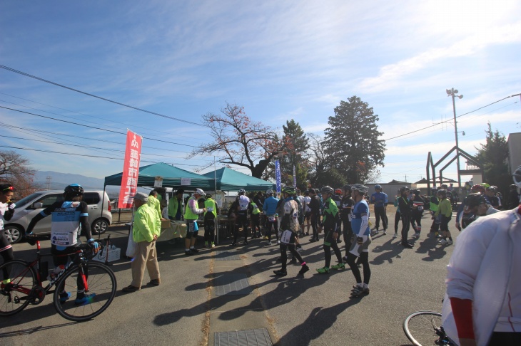 第1エイドステーションの神山体育館で小休止