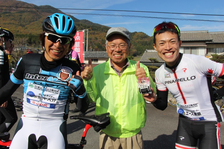 地元企業である上野電子の上野社長と今中大介さん、エース栗原さん