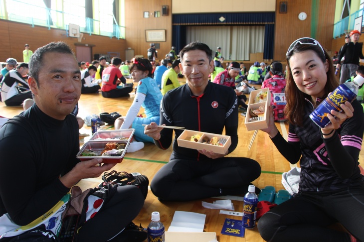 武川中学校エイドステーションで待ちに待った昼食タイムだ