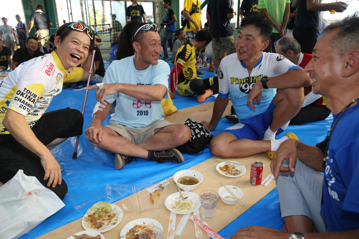 落車して肋骨を骨折したパインヒルズの小野忠さんを見舞う