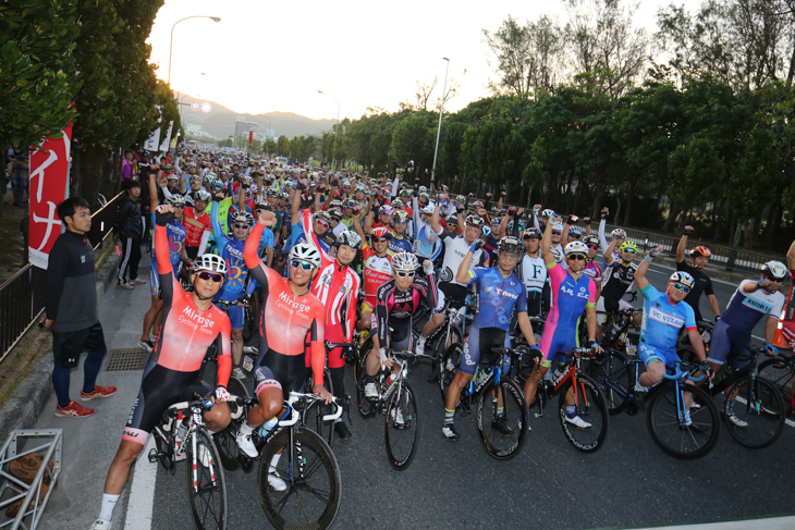 市民50kmフォーティのスタート。 恒例の「チバリヨー！」