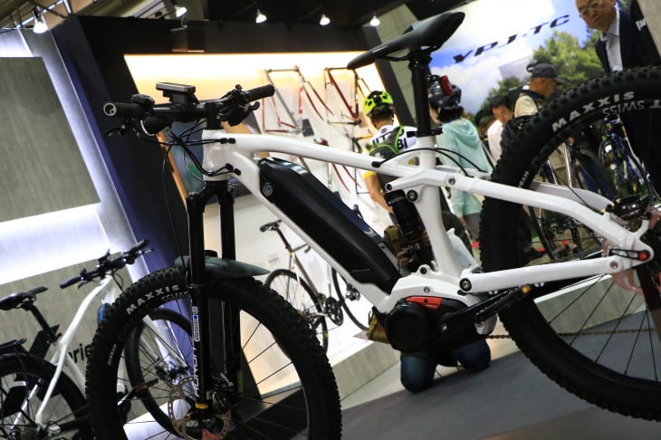 パナソニックが展示した試作品のフルサスE-MTB トップチューブとシートステーが繋がるような流行のデザインだ