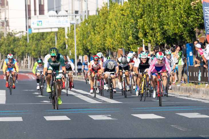 先行した選手に届くか？ もう一踏みのスプリントをかける福島雄二（右/ベステックス）