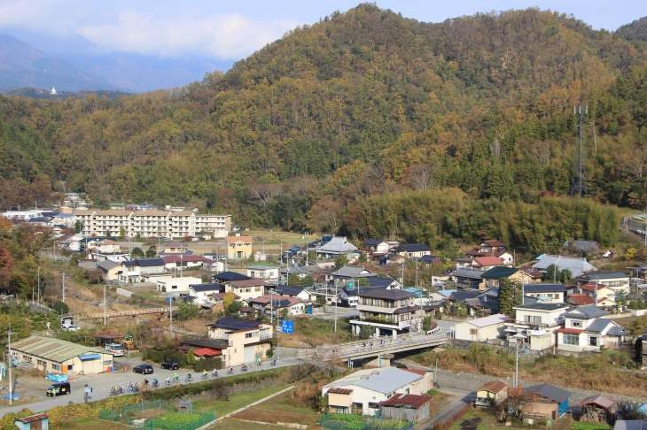 里山に囲まれた久那土の集落を進んでいく