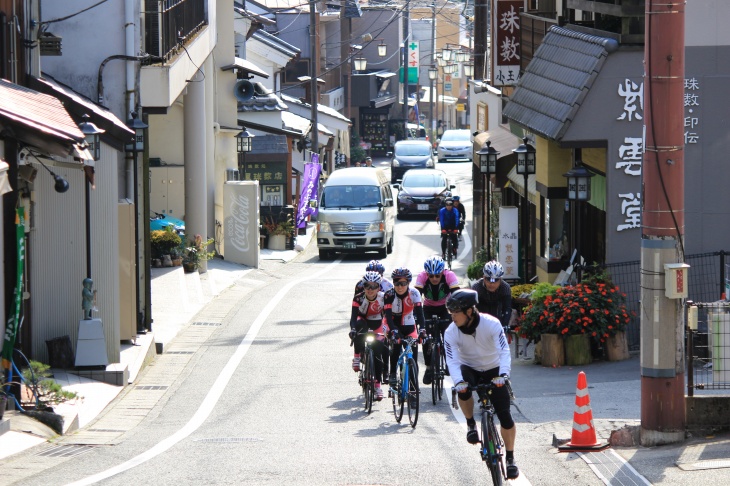 参拝客で賑わう身延山久遠寺の門前町