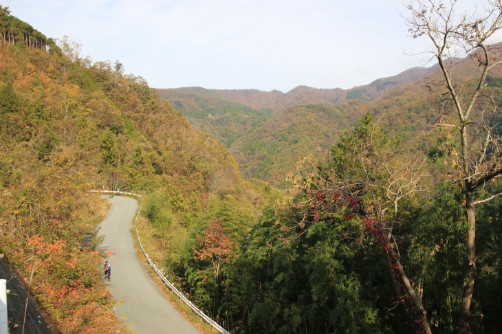 紅葉で色づいた山々を登っていく。東京では味わえない大自然だ
