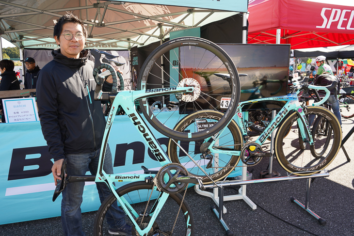 ビアンキブースには最近日本に入ってきたばかりのOLTRE XR4 DISCが！担当者がXR4.5と言っていいほど進化を果たしている