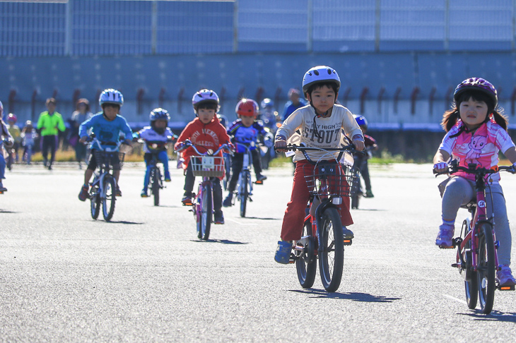 一生懸命ホームストレートを走る就学前たちのキッズたち