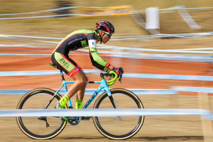 男子ジュニア 中島を振り切って独走する小島大輝(SNEL CYCLOCROSS TEAM)