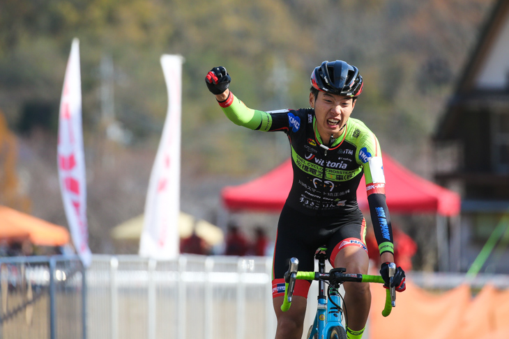 男子ジュニア 独走でフィニッシュする小島大輝(SNEL CYCLOCROSS TEAM)