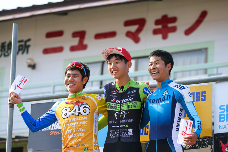 男子ジュニア 2位中島渉(Limited Team 846/Team-K)、1位小島大輝(SNEL CYCLOCROSS TEAM)、3位黒田拓杜(チームローマン)