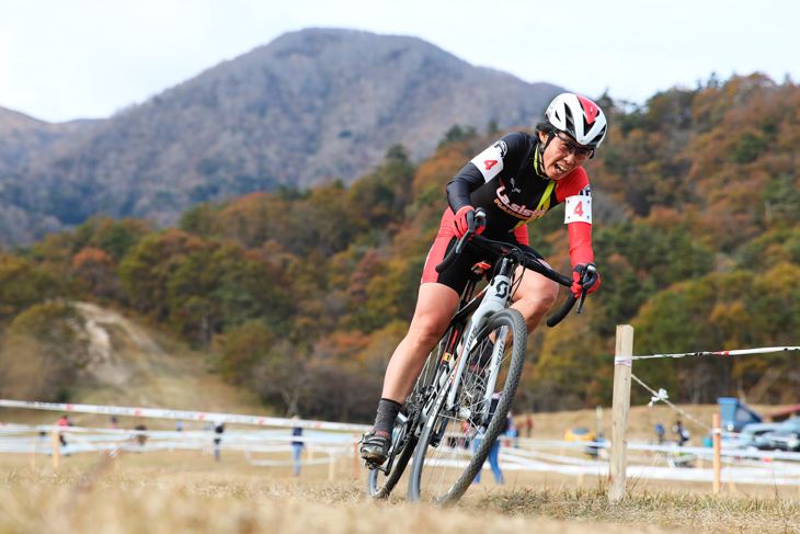 女子エリート 今井を追い上げる4番手の宮内佐季子(ClubLa.sistaOffroadTeam)
