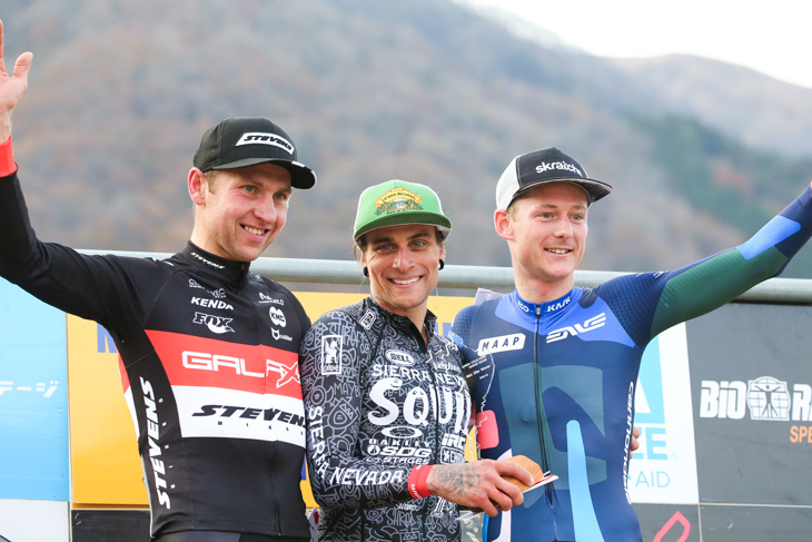 男子エリート 2位エミール・ヘケレ(チェコ、スティーブンスバイクス・エミリオスポーツ)、1位アンソニー・クラーク(アメリカ、スクゥイッド・スクァッド)、3位ギャリー・ミルバーン(オーストラリア、MAAP)