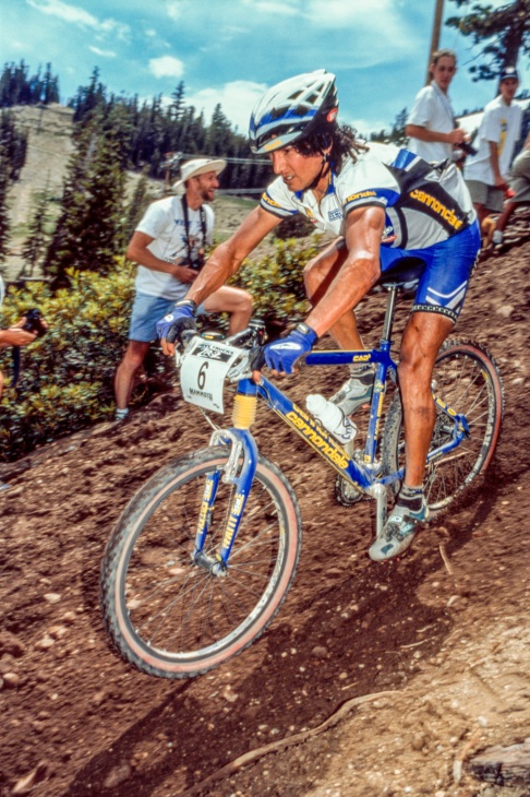 1998年から2002年まで活躍したQuad Wrapロゴにチームブルーのバイク