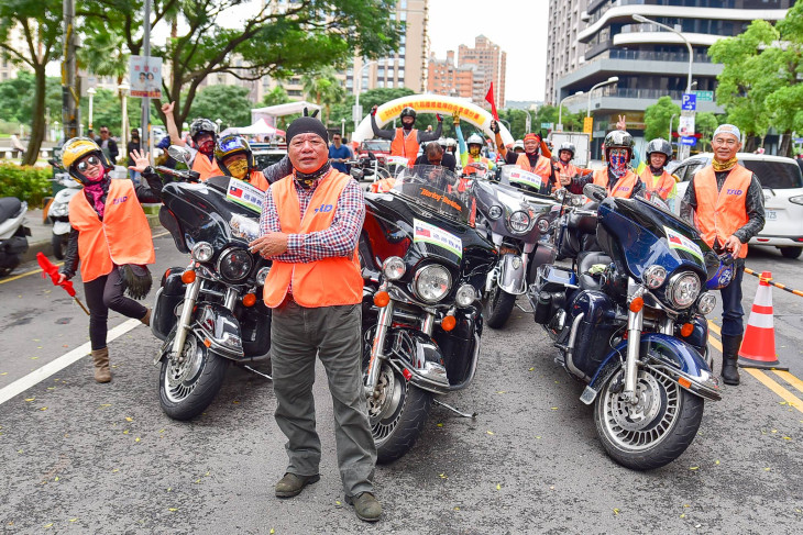 先導バイクのスタッフ達