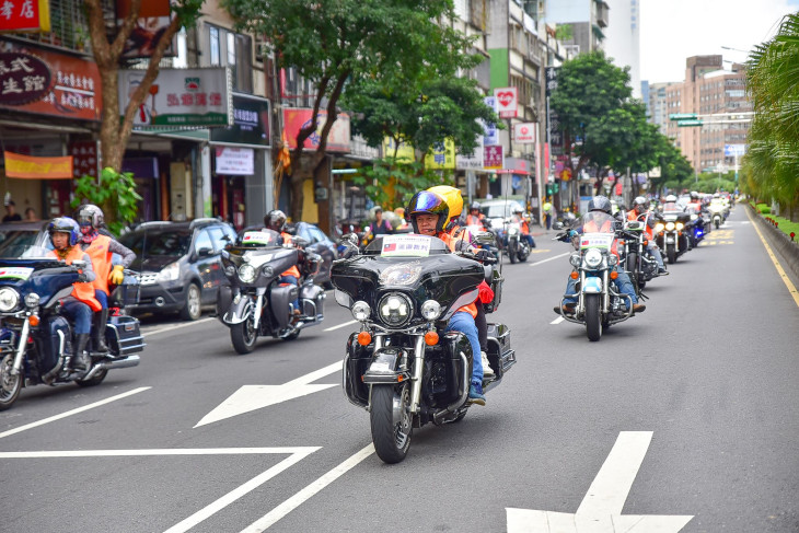 先導バイクが行く先々で予期せぬ交通障害の対応をする